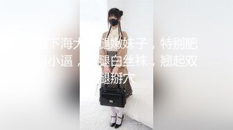 美容院老板娘還真臊,看店期間沒客人,自己脫了褲子摸B紫薇,突然來個人,趕忙招呼客人