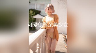 上海三线美女嫩模和异国弯屌男激烈啪啪自拍，在游泳池里抠逼后又在沙发上狠狠抽插换上情趣服又在床上搞!