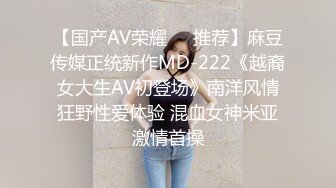 在客厅草长腿女友。叫声楼上都听见了，下来敲门