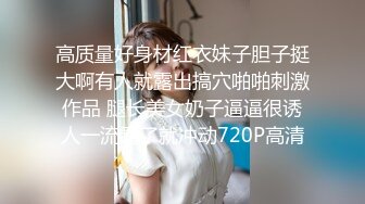 两个年轻的骚妹子露脸伺候两大哥，全程露脸让大哥抱在怀里