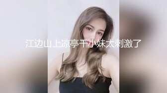 古力娜扎为客人提供打飞机服务