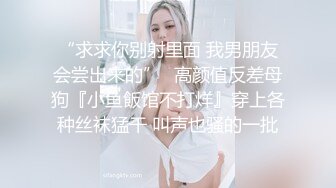  00后小姐妹在床上一起伺候小哥，交大鸡巴舔乳头，互相抚慰玩弄骚穴和奶子