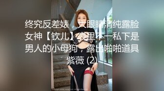 花裙小少妇和家人一起逛公园，这么短的裙子也不打底很有良心薄丝性感蕾丝透明粉N包裹肥臀