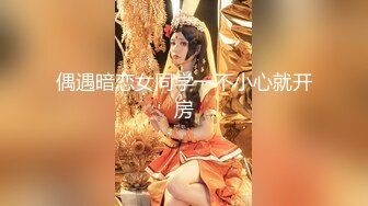 猥琐眼镜男又来保健白衣嫩妹推屁股，按摩完再打飞机边摸奶边撸管