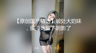 超嫩美臀 你们要的牛仔长筒靴来了，紧身牛仔裤完美凸显小骚货的小翘臀，半脱牛仔裤忍不住后入她的小翘臀