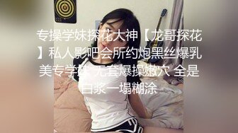 黑客破解家庭摄像头?真实偸拍老夫少妻性福生活?大叔洗完澡裸身沙发上挑逗娇妻老二硬了起身就干