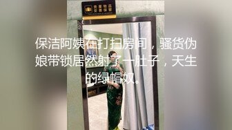 颜值高美女又风骚淫声荡语跳蛋抽插，给小哥舔鸡巴好骚逼里塞着跳蛋上位蹭鸡巴滑进逼里