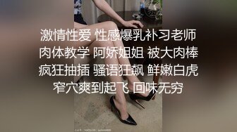  性感空姐镜头前的展示，全程露脸黑丝情趣无毛骚穴，打扮好开撩狼友，自慰骚穴特写淫水覆盖骚穴又亮又刺激