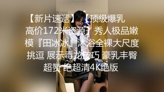   两个18岁的极品可爱小萝莉女同，脱光光互相舔对方粉逼，大叔出场 忍不住要参与