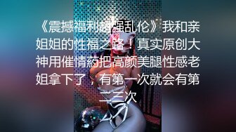 无能小哥只能用手来玩嫂子的逼逼了，全程露脸逼逼里塞满冬枣自己吐出来，丝瓜茄子插进逼里搅拌特写给狼友看