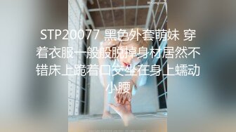 专注的玩游戏大奶女友想要主动拿出肉棒吃 受不了提屌爆操内射