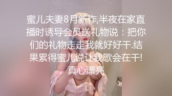 小姐姐cos樱岛麻衣学姐逛街，制服jk配黑丝，黑丝裆部是花纹图案搭配粉色内裤很性感，趴在桌子上玩游戏被抄底