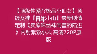 年轻黑丝小萝莉跟两个年轻小哥玩3P，撅着屁股让小哥用道具爆菊花玩骚穴，淫声荡语轮草抽插后入爆菊花好刺激