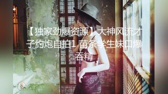 时尚牛仔裤丰满乳房极品身材人妖躺在床上亲吻大屌被操屁眼闭眼享受后门的快感