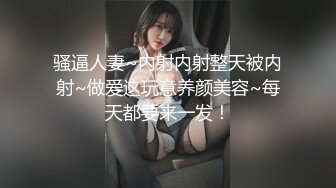 两嫩妹子玩双飞第二炮 操另一个妹子穿上开档黑丝 抬腿侧入大力抽插猛操