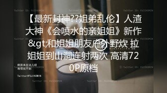   厕所偷窥服务员大姐嘘嘘 兄弟玩刺激把大姐热乎乎的粑粑接走了