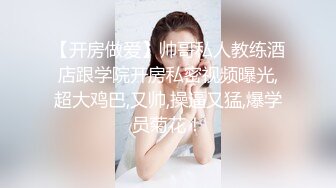 美女下面我不知道这是什么东西，反正是出了很多。