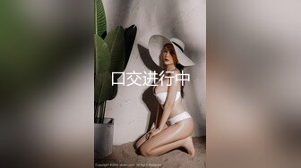 这漂亮美眉有意思 在家客厅玩全裸露出紫薇 大屁屁正在浪啊浪时 貌似听到开门声 赶紧吓的跑回房间 太会玩了