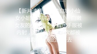 没人盘的小少妇只能自己一个人玩大黑牛，漏着奶子自慰骚逼，粉嫩的骚逼很是诱人看淫水流出手指抠进骚逼刺激