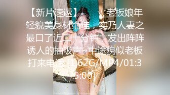 商场女厕超近距离贴B拍 刷手机的少妇