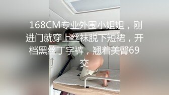 喜欢玩诱惑骚骚眼镜妹子情趣装单腿黑丝，扭动屁股摆弄姿势，震动棒摩擦抖臀，隔着丁字裤自摸逼逼若隐若现