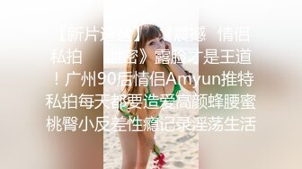  性感红唇骚女两男一女淫乱啪啪，非常迫不及待快过来呀，双屌左右一起交还说真好吃