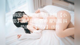 短发人妻母狗少妇，束缚着骚奶子让大哥后入草屁股，自己舔着假鸡巴呻吟诱惑狼友，深喉口交激情上位浪叫不断