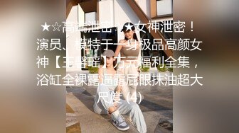 【新片速遞】 伪娘3P 女装变态人夫一挑二 被两小哥哥前后夹击 上下嘴同吃 牛子甩甩很舒坦 