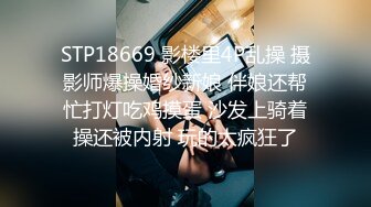 ⚫️⚫️坑神男扮女装潜入商场女厕，隔板缝中连续偸拍超多女性方便，多个年龄段，各种圆润大屁股