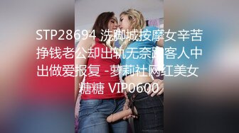 超短裙迷人学生装的人妖跨在书桌上掰开双腿妩媚表情勾引帅哥做身上不停扭动给你乳房吃就是求操屁眼玩