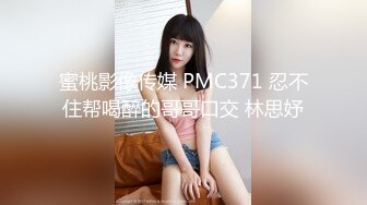 没开鲍的巨乳少妇翘起屁股跪在床上，摆了一个后入的姿势好诱人，小骚货真会选内裤，衬托地非常唯美！