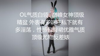  清晨两人就舌吻到了一起掀开被子一看两个人抱在一起媳妇摸着单男小弟弟单男不停抚摸媳妇