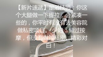 一手抓不过来的大奶子少妇跟小哥激情啪啪，让大哥后入爆草抽插无套玩弄，淫声荡语不断，露脸给大哥舔弄鸡巴