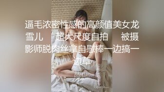 四月最新厕拍大神潜入高校附近商圈女厕全景后拍妹子嘘嘘过程中寂寞难耐，手指插进扣逼自摸