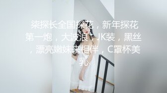 《极品CP魔手外购》美女如云餐饮店大神躲藏女厕逼脸同框偸拍数位小姐姐方便，被一个美女发现翻车了还好没有推门吓尿了 (1)