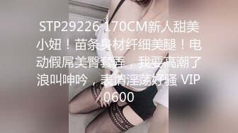 七月新流出厕拍牛人潜入写字楼女厕躲在里面偷拍女同事嘘嘘牛仔短裤美女非常漂亮