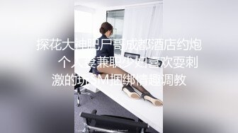 《母子乱伦》趁着中午家里没人还是忍不住冒险和妈妈打一炮 开始不同意但是一摸就像换了个人一样