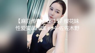 路边公厕大着胆子贴B偷拍红裙子的少妇