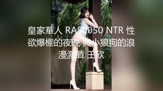 【新片速遞】  漂亮伪娘贴贴 在家抱着M腿被直男小哥边撸牛子边操 骚穴太紧把套子都夹在屁穴里了 