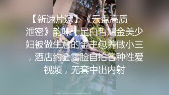 商场女厕全景偷拍 破洞牛仔少妇的极品小黑鲍