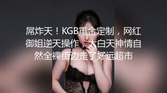 抄底漂亮少妇 和闺蜜一块逛街 看着特别干净的蓝白内内