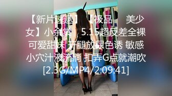 【OnlyFans】逃亡JJ爱KK，狂干群P，大型淫乱场面，两人真实夫妻，女的身材超级棒，群p的场面太过震撼 46