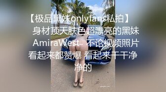 性感小骚货无毛极品美穴，地上假的骑乘深插，美臀上下套弄