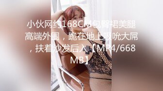 风骚的大奶少妇玩3P，让两个男人一起吃奶子好骚，嘴里同时含两根鸡巴舔弄，前插后入占满两个骚洞好不刺激