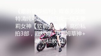 女人玩女人，全程露脸玩的真嗨皮，淫声荡语不断，亲小嘴吃奶玩，舔逼逼，精彩又刺激欢乐多