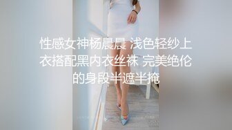 丰满小少妇户外小树林里的激情，自己揉捏奶子撅着大骚屁股给小哥口交，车内玩耍被小哥无套抽插直接内射