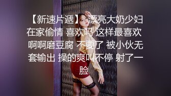  大奶子女同姐妹花的诱惑，全程露脸酒店水床上玩耍，揉奶舔逼带着假鸡巴的姐姐安耐不住要草她